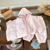 Nuevo Conjunto de Tres Piezas para Niñas Otoño/Invierno 2026: Chaleco con Bordado de Conejo, Sudadera con Capucha y Pantalones de Chándal de Color Sólido