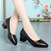 Zapatos de una sola capa con tacón grueso para mujer 2023 nuevos de primavera y otoño zapatos de cuero para madre de tacón medio de corte bajo para mujer zapatos de cuero suave zapatos de suela blanda sin cordones