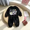 Conjunto de moletom infantil estilo coreano com desenho de astronauta, novo conjunto de duas peças quentes outono/inverno 2026, atacado de roupas infantis
