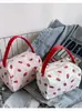 Bolsa de cosméticos de viaje de gran capacidad, lindo diseño de fresa, popular en Xiaohongshu, nuevo estilo 2026, venta al por mayor