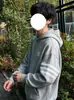 Sudadera con capucha bordada con letras grises estilo retro americano para hombre, primavera y otoño, corte holgado, chaqueta de marca de moda resistente con tres rayas para pareja