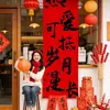 Decoración de Año Nuevo 2026 Banderín Rojo con Caligrafía Tela Colgante Día de Año Nuevo Evento en Centro Comercial Montaje de Atmósfera Festiva Tela de Fondo
