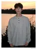 Nova Camiseta Henley Masculina de Cor Sólida com Manga Longa Estilo Americano Outono Inverno Nova Solta Pesada Tendência Solta
