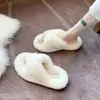 Chinelos peludos modernos de sola grossa para mulheres, estilo elegante, para usar ao ar livre, novos chinelos de algodão para casa outono e inverno 2026, estilo ins