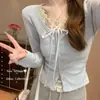 Top con Capucha de Manga Larga Falso Dos Piezas, Nuevo Diseño Primavera/Otoño 2025, Corte Entallado, Botones Únicos, Hombros Estructurados, Estilo de Nicho