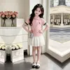 2026 Conjunto de Dos Piezas para Niña, Vestido Tipo Pastel Dulce y Lindo con Adorno de Encaje, Cuello Polo Delgado de Manga Corta
