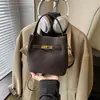 Bolsos de Mujer de Gama Alta de Nicho 2025 Nuevo Otoño e Invierno Retro Versátil Bolso Cruzado Bolso de Mano Casual para el Trabajo Bolso Cubo