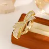 Anillo abierto de lujo estilo ligero con lazo de diamantes completos para mujer, chapado en oro con circonita y diamantes, ajustable, de nicho, exquisito y versátil