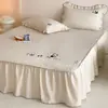 Conjunto de Saia de Cama Acolchoada de Algodão e Linho com Três Peças, Universal para Todas as Estações, à Prova de Poeira e Esteticamente Agradável, Lençol de Cama 100% Algodão com Borda de Saia, Antiderrapante