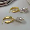 Brincos de pérola irregulares de formato liso dourado, brincos de temperamento francês versáteis, brincos de design de nicho da moda