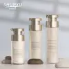 Botella Personalizada de Loción con Dispensador de Presión de 120ml 150ml 200ml Color Beige con Patrón de Ondas de Agua Botella Cosmética de PET
