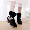 [Chu Die] 2025 Nuevas Botas Cortas de Gamuza Estilo Étnico Bordado Retro de Terciopelo de Invierno para Mujer con Cheongsam