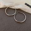 Pendientes de anillo liso transfronterizos europeos y americanos con aguja de plata, pendientes de nicho de viento frío, pendientes de temperamento de moda, lujo ligero, sentido de alta gama