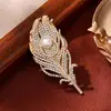 Broche Metálico de Lujo Ligero con Pluma de Pavo Real Completamente Incrustado con Diamantes de Colores Degradados y Adornos de Perlas, Accesorio Estilo Corte Vintage