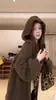 Abrigo tipo suéter con capucha casual y suave para mujer, estilo coreano otoño e invierno 2026, prenda exterior de punto holgada de longitud media, grueso