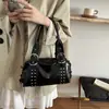 Bolsa transversal pequena quadrada texturizada da moda para mulheres, novo modelo de outono 2026, bolsa de ombro de cor sólida com tachas, bolsa de axila para o dia a dia