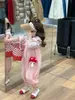 Outono 2024 Novo Estilo Coreano Roupas Infantis Macacão de Renda com Manga Bufante para Meninas Macacão Rosa Estiloso para Bebê