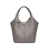 Bolso de hombro para viajes transfronterizos de gran capacidad, bolso tipo cubo con patrón de lichi, bolso para madre e hijo, bolso cruzado moderno y versátil, bolso de mujer hecho a medida