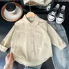 2026 Novo Estilo Primavera Roupas Infantis Camisa de Algodão Branca Pura Manga Longa para Meninos Atacado Dropshipping