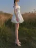 Vestido de novia ligero estilo francés, diseño corto de satén sin hombros, simple y único con un toque de alta gama, adecuado para fotografía de viajes al aire libre, con una falda abullonada para sesiones de fotos