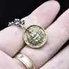 Colgante de plata de ley S925 chapado en oro amarillo Dios de la Riqueza, colgante redondo sólido retro desgastado para hombre y mujer