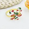 Vajilla navideña de alta gama para restaurante occidental en stock, anillos para servilletas de bastón de caramelo navideño chapados en oro