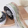 Fita impressa em inglês de 2 cm com um toque de luxo, usada para embrulhar buquês, decorar caixas de presente e como material artesanal para floristas.