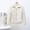 2025 Nueva Chaqueta de Plumas Corta Ligera con Cuello Alto para Otoño e Invierno, Tallas Grandes y Ampliadas, Chaqueta Casual con Dobladillo, Aspecto Moderno Adelgazante para Mujer