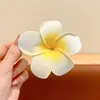 Grampo de Cabelo Elegante com Flores Artificiais para Criar Atmosfera 2026 para Mulheres, Acessório de Cabelo Estilo Super Fada para Férias na Praia, Adorno de Cabeça Doce para Sessão de Fotos