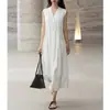 Vestido de tirantes plisados texturizados, falda larga fluida, nuevo estilo Primavera Temprana 2026, vestido tipo tank sin mangas de cuello en V color blanco roto