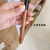 Pincel Triangular para Iluminador com Cerdas de Pelo de Lobo Amarelo Pincel para Iluminador Matte Pincel de Maquiagem Angular Plano com Pelo Animal