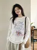 Camisa de proteção solar única e bonita com estampa de letras para mulheres, novo estilo de verão 2026, top T-shirt branco soltinho fino de manga comprida