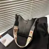 2025 Bolsa Grande de Ombro Transversal Estilo Coreano Luxo Leve Moda Retrô Novo Design Simples de Cor Sólida com Alça Larga para Mulheres