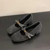 Nueva colección otoño/invierno 2025: Zapatos de felpa estilo francés, forrados de polar, con un aspecto sofisticado, caracterizados por un tacón grueso y una punta cuadrada
