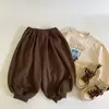 Calça casual infantil estilo coreano, novo produto outono 2026, calça jogger cenoura com punho, calça longa esportiva versátil de corte solto para bebês