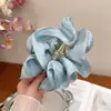 Presilha de cabelo triângulo em tecido para mulheres, com um visual sofisticado, perfeita para criar um coque estiloso na parte de trás da cabeça; uma grande presilha tipo tubarão com aparência delicada, com um laço de borboleta
