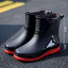 Botas de chuva quentes, impermeáveis e antiderrapantes masculinas com solas grossas, adequadas para uso externo, uso na cozinha e como sapatos de chuva estilosos e modernos.