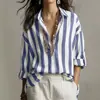 Nueva camisa casual holgada de rayas anchas estilo europeo y americano con mangas enrollables ajustables y diseño de hombros caídos