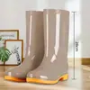 Botas de chuva femininas de cano alto, botas de chuva impermeáveis antiderrapantes, sapatos de borracha de segurança para trabalho de verão de cano médio para adultos