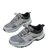 Novos tênis de treino respiráveis com aumento de altura, sapatos de caminhada masculinos antiderrapantes e antiperfuração para uso externo, em estoque, cinza, bege