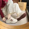 Tênis Chunky de Couro Estilo 'Dad Shoes' para Mulheres 2026 Primavera e Outono Novos Sapatos Casuais Esportivos Antiderrapantes Aumentadores de Altura com Solado Macio Brancos Venda por Atacado
