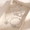 Juego de joyería de cobre incrustado con circonita y diamantes completos para mujer, lujo ligero, juego de cuatro piezas con collar de trébol de la suerte, pendientes, anillo y pulsera, banquete de celebridad de internet