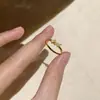 Elegante anillo de mariposa con nudo en oro con adornos completos de diamantes, un diseño ligero y lujoso para mujer, con una banda delicada y estilo versátil adecuado para el dedo índice