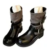 Botas femininas de tornozelo com bico redondo, nova coleção outono 2026, apresentando uma fivela de cinto, salto grosso e um design estilo britânico que cria um efeito emagrecedor; também disponível como botas Martin e botas Western