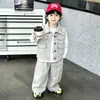Conjunto de Roupas de Outono para Meninos 2026 Novo Estiloso Bebê Casual Colete Jeans Conjunto de Três Peças Primavera e Outono Infantil Manga Longa
