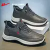Zapatos para hombre Huili, nueva colección de otoño 2026, zapatos ligeros y transpirables para caminar para papás, de suela suave, estilo slip-on fácil de poner para hombres de mediana edad y mayores