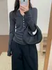 Nuevo tejido de punto para mujer de otoño e invierno con cuello de tijera semiabierto, camiseta de manga larga moderna y versátil, adecuada para usar en capas, con corte ajustado y diseño de hombro normal