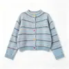 Conjunto de cárdigan de punto a rayas para niñas de primavera y otoño con jeans de pierna ancha de cintura alta, un conjunto de dos piezas elegante y moderno para niños mayores