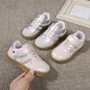 Colección Otoño 2026: Zapatillas de entrenamiento alemanas para niños, de estilo coreano, sencillas, a la moda y brillantes, con bordado de corazón y diseño casual