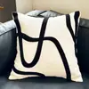 Sofá moderno minimalista con cojines estilo ins en blanco y negro, patrón de cebra de lujo ligero, adecuado para sala de estar, mesita de noche y casa de huéspedes, funda de almohada vintage para ventanal